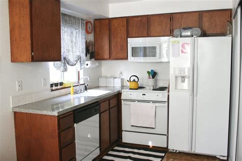 Esta cocina decorada en varios tonos de gris resulta muy interesante y agradable, apta sobre todo para gente blanco, madera clara y acero son la base de esta moderna cocina de concepto abierto. Cómo decorar una cocina pequeña