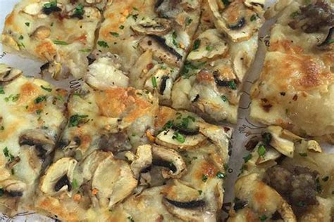 Where to Eat the Best Pizza ai Funghi in the World? | TasteAtlas