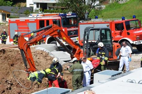 Von allein drei wachen der berufsfeuerwehr sowie vom rettungsdienst und der polizei werden. Feuerwehreinsatz bei schwerem Arbeitsunfall in Niederndorf - Kufstein