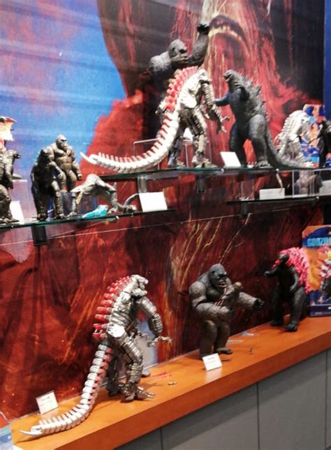 Essa é a primeira arte sobre o filme. Official Godzilla vs. Kong (2020) toy images leak online ...