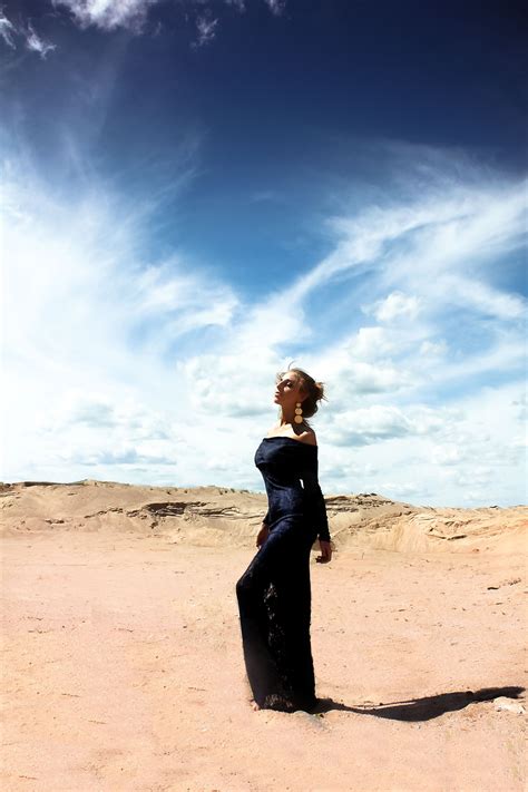 图片素材 海滩 景观 砂 海洋 地平线 云 天空 女孩 女人 阳光 沙漠 风 假期 蓝色 照片 样式 自然