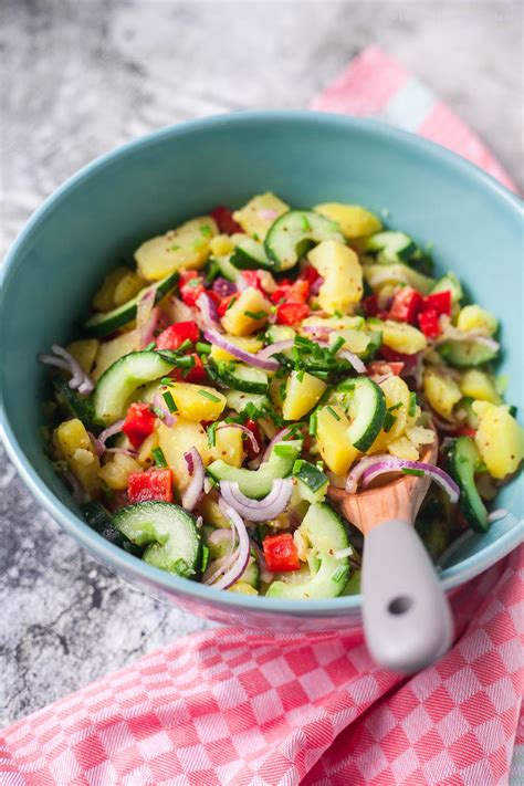 Bunter Kartoffelsalat mit Gurke und Paprika zu Steak oder Veggi