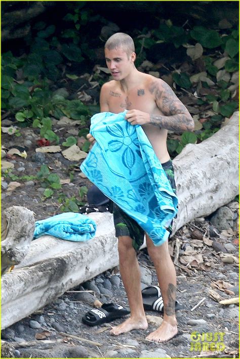 Justin Bieber Goes Shirtless On Vacation In Hawaii Photo 1007591