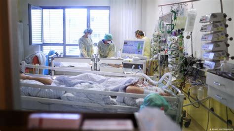 german hospitals reach critical pandemic moment dw 10 28 2021