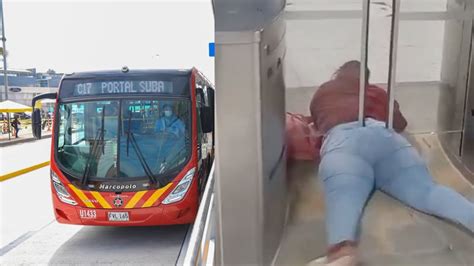 Mujer Qued Atrapada En Una Puerta Al Intentar Colarse En Una Estaci N De Transmilenio