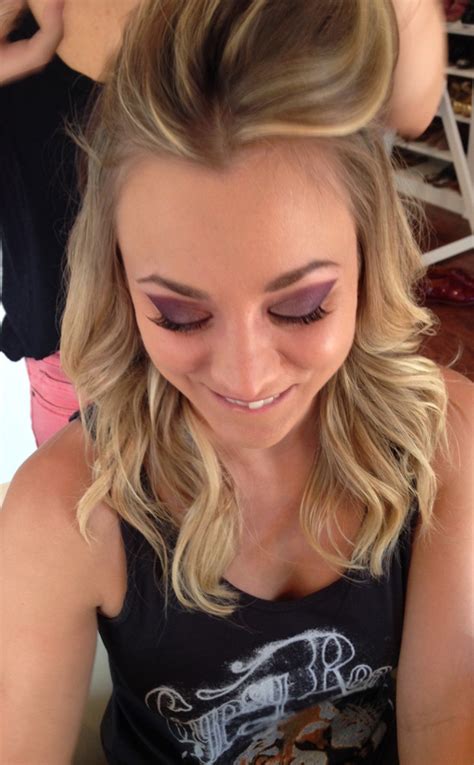 Behind The Scenes Kaley Cuocos Makeup For The 2013 Emmy Awards E News