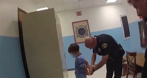 video de niño de 8 años siendo arrestado y esposado genera indignación
