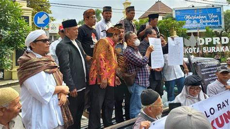 Massa Demo Di Depan Kantor Dprd Solo Dorong Hak Angket Dan Pemakzulan