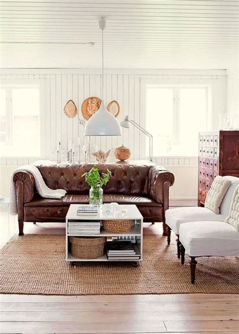 If your brown couch's leather has a visual texture, consider the subtle shades already present in the leather, which can range from red. Friday Favorites | Decoração sala, Decoração, Sala com ...