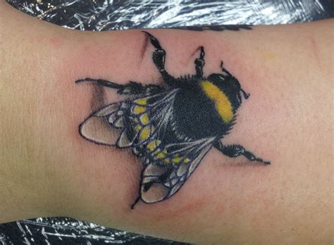 Bumble Bee Tattoo Cesars New Tattoos Bumble Bee Body Garden Tattoo