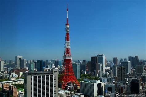 In tokio gibt es gleich mehrere tempel. Tokio - Metropolitan Government Building & Tokyo Tower (Japan)