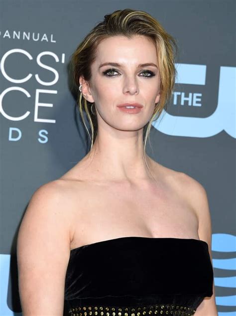 55 Hot Pictures Of Betty Gilpin That Will Make Her Your Greatest Admirer