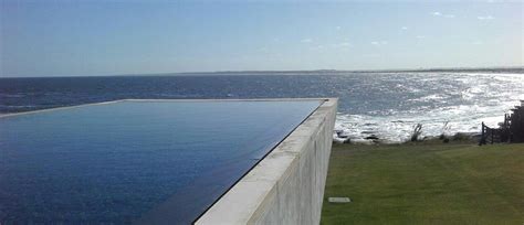 Salah abdi abdulle, känd som dree low, är en svensk artist med somalisk bakgrund. Playa Vik Jose Ignacio in Jose Ignacio, Uruguay