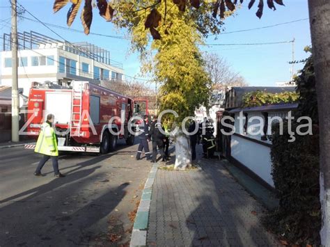 La ajungerea echipajelor de pompieri de. Imagini de la eveniment:Incendiu la magazinul Fermierul ...