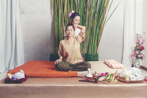 o massagista que faz termas da massagem com tratamento no corpo asiático da mulher no estilo de