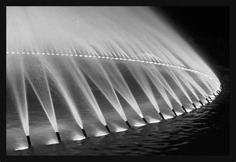 Maybe you would like to learn more about one of these? Herrenhäuser Garten - Springbrunnen beleuchtet s/w Foto ...