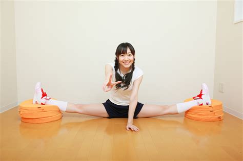 Japanese Girl Does An Oversplit Souplesse