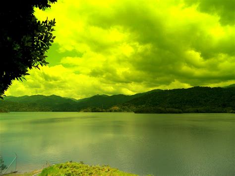 Karena ikannya berlimpah,sehingga mancing di sini. Empangan Sungai Selangor di Hulu Selangor - Relaks Minda