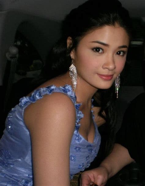 Yam concepcion sings a few lines of mayonnaise's sinungaling while playing the ukulele. Yam Concepcion | PnoyTuber