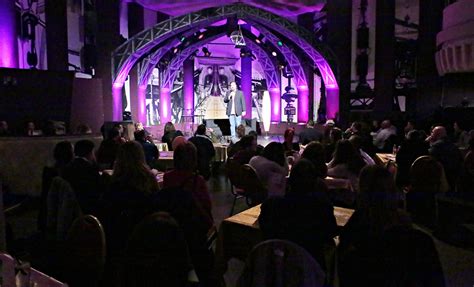 Orosz györgy jelenleg a 7. Stand up comedy night a Showder Klub humoristáival és ...