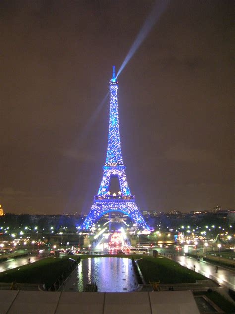 La embajada de francia, en colaboración con las embajadas francófonas de suiza, bélgica, canadá y el reino de marruecos, la alianza francesa y soda films; Tour Eiffel a natale - Viaggi, vacanze e turismo: Turisti ...
