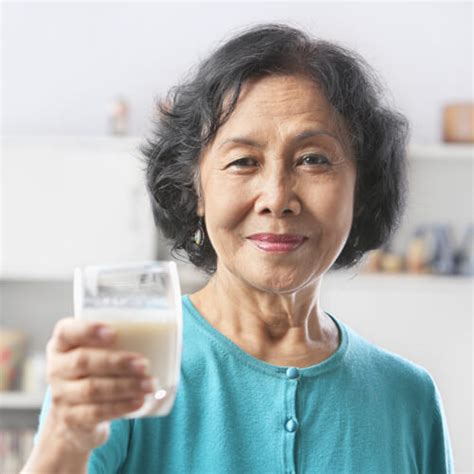 Top 4 Reasons Seniors Should Drink Milk