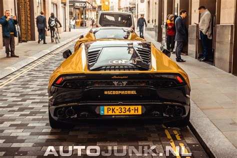 The rivalry between the brands is as famous as the cars all around the world. Ferrari 812 Superfast vs. Lamborghini Huracan foto's ...