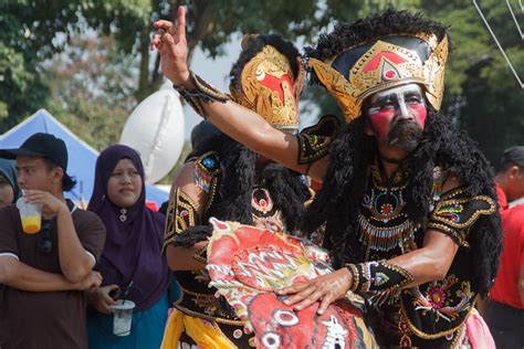 Tarian Kuda Lumping Banyuwangi Di Indonesia Pop Of Paradise