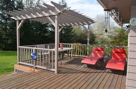 Choosing a deck stain color can be a challenge, especially when you don't have a paint/stain chart brochure that you can take home. Traditional Deck with Sherwin-Williams Deckscapes Exterior ...