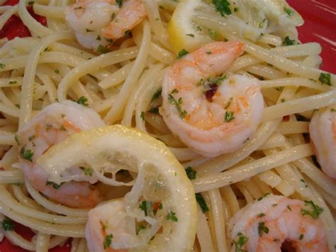 Peel and devein the shrimp, leaving the tails on.… peel and devein the shrimp, leaving the tails on. Quick and Easy Linguine with Shrimp Scampi {30-minute meal}