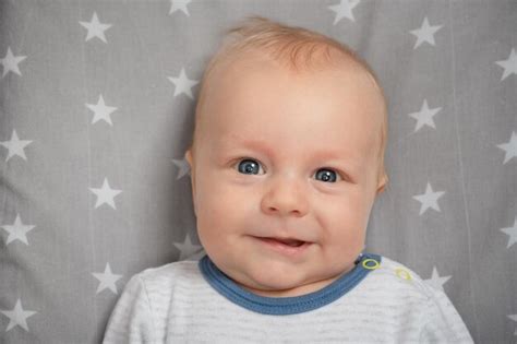 Retrato De Bebé Recién Nacido Sonriente Con Primer Plano De Boca