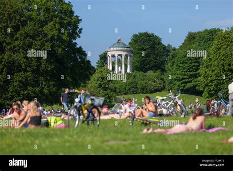 Sommer im englischen Garten mit Monopteros englischen Garten München Upper Bavaria Bayern