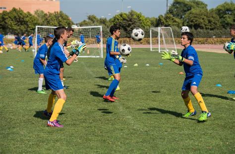 La foto ninos jugando al futbol en la calle puede ser utilizada para propositos personales de. Los 3 grandes beneficios del fútbol para los niños - BookandBall
