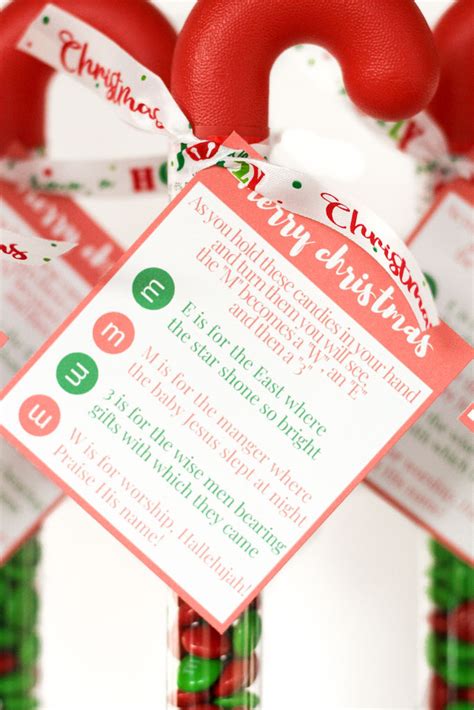These festive m&m christmas gifts and poem are so easy to make and have on hand throughout the holidays! M&M Christmas poem Christmas story free printable - Home and Hallow