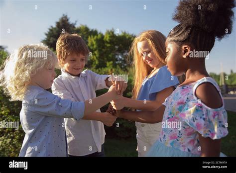 Momentos Grupo Interracial De Niños Niñas Y Niños Jugando Juntos En El Parque En El Día De