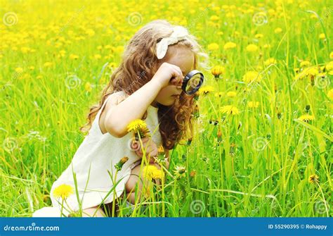 Enfant De Petite Fille Regardant Par Une Loupe Image Stock Image Du