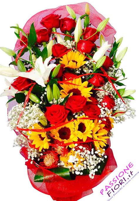 Mazzo di rose lunghe per consegna a casa in zona bassano del grappa o ritiro in negozio di rosà. 15 Rose Rosse con Girasoli | PassioneFiori.it Fiori ...