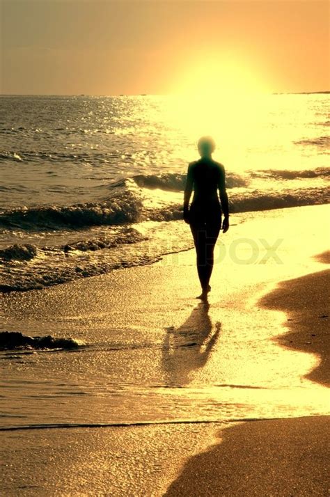 Sonnenuntergang Auf Meer Und Mädchen Allein Am Strand Stockfoto Colourbox