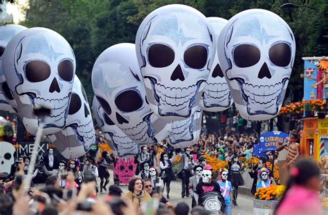 Fotos Desfile por el Día de Muertos en Ciudad de México rinde homenaje a los rescatistas