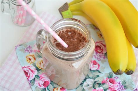 Un frullato fresco e speziato fatto col latte di mandorle. Frullato di banana e cocco | Ricetta | Frullato di banana ...