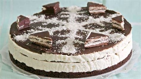 This cake is awesome in alot of ways, bringing back memories of eating. Cheesecake Kinder Pinguì | Ricetta nel 2020 | Ricette ...