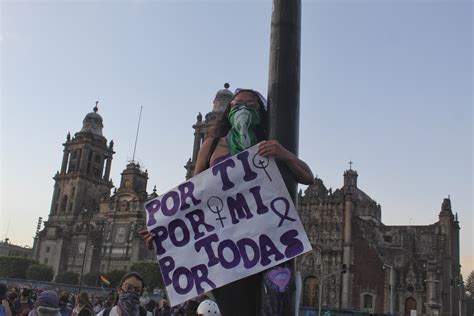 Фемініцидальна Мексика демонстрації які спричинили феміцид Дебанхі Ескобара та 10 жінок які