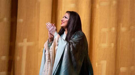 Review Anna Netrebko Rings In The Year With A Met Gala The New York Times