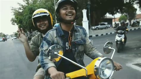 Scoot around town in style! Indonesia Scooter Festival 2019 - YouTube