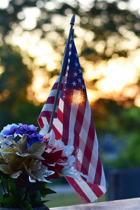 On june 14, 1777, less than one year after betsy ross had received the order from general washington to make the first flag, the second continental congress passed a flag resolution stating: Flag Day in the Chattanooga Area | Chattanooga Times Free ...
