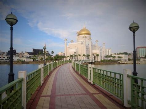 Eine hauptstadt ist ein symbolisches, zumeist auch politisches zentrum eines staates und sitz der obersten staatsgewalten: Bandar Seri Begawan, die wohl langweiligste Hauptstadt der ...