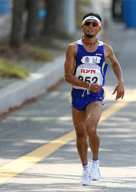 눈물과 감동, 반전과 웃음이 공존하는 이봉주의 마라톤 인생 비하인드는 26일 오후 8시 30분 kbs 2tv 'tv는 사랑을 싣고'에서 확인할 수 있다. '국민마라토너' 이봉주, 마라톤 인생 마침표 | SBS 뉴스