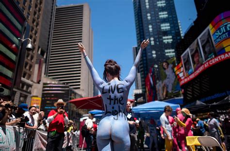 Zahlreiche Menschen Haben Sich Nackt Auf Dem New Yorker Times Square Präsentiert Stuttgarter