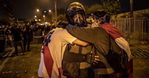 La Historia Del Abrazo Entre Un Polic A Y Dos Manifestantes Salud Con