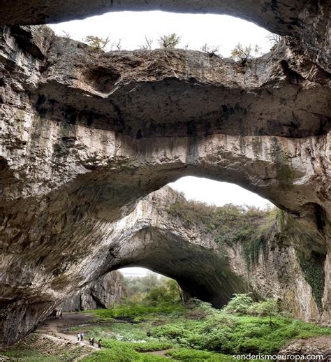 Entrada Principal A La Cueva Devetashka Cerca Del Pueblo De Devetaki